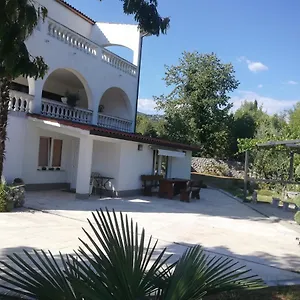 Nevija E Natale , Opric Chorwacja